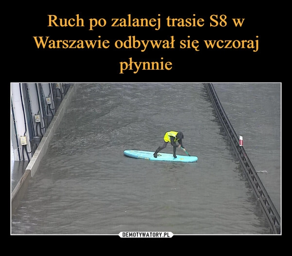 
    Ruch po zalanej trasie S8 w Warszawie odbywał się wczoraj płynnie