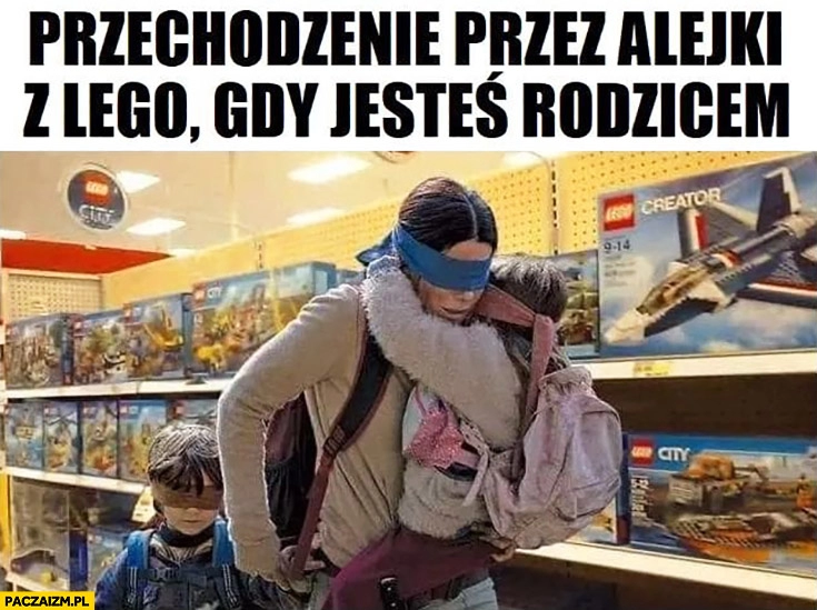 
    Przechodzenie przez alejki z LEGO gdy jesteś rodzicem z zasłoniętymi zakrytymi oczami