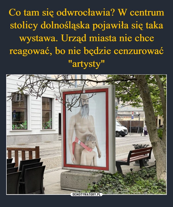 
    Co tam się odwrocławia? W centrum stolicy dolnośląska pojawiła się taka wystawa. Urząd miasta nie chce reagować, bo nie będzie cenzurować "artysty"