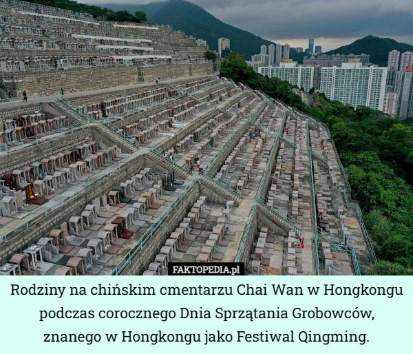 
    Rodziny na chińskim cmentarzu Chai Wan w Hongkongu podczas corocznego Dnia...