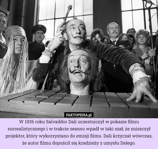 
    W 1936 roku Salvaddor Dali uczestniczył w pokazie filmu surrealistycznego