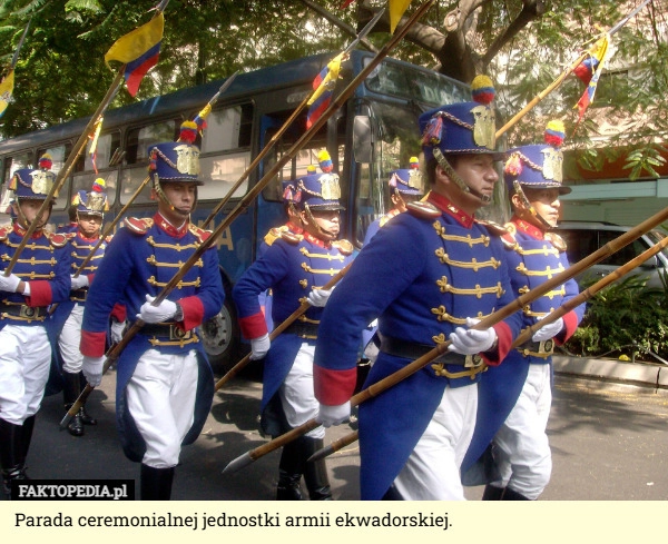 
    Parada ceremonialnej jednostki armii ekwadorskiej.