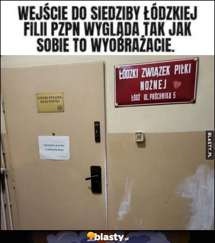 
    Wejście do siedziby łódzkiej filii PZPN wygląda tak jak to sobie wyobrażacie