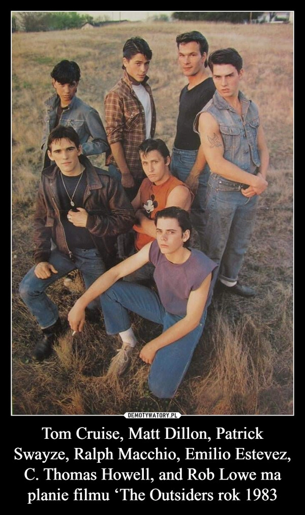 
    Tom Cruise, Matt Dillon, Patrick Swayze, Ralph Macchio, Emilio Estevez, C. Thomas Howell, and Rob Lowe ma planie filmu ‘The Outsiders rok 1983