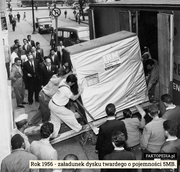 
    Rok 1956 - załadunek dysku twardego o pojemności 5MB.