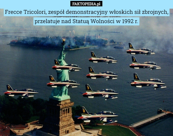 
    Frecce Tricolori, zespół demonstracyjny włoskich sił zbrojnych, przelatuje