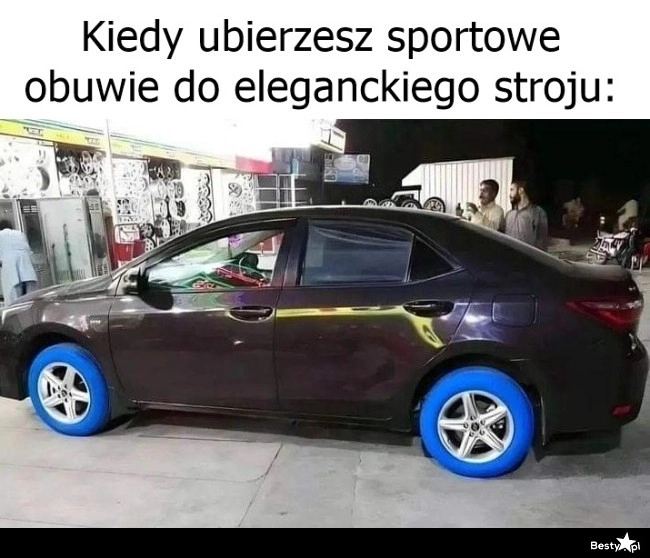 
    Sportowe obuwie do eleganckiego stroju 