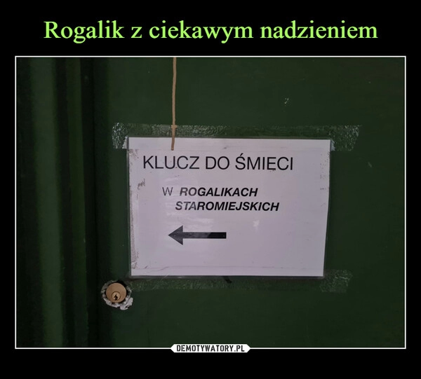 
    Rogalik z ciekawym nadzieniem 