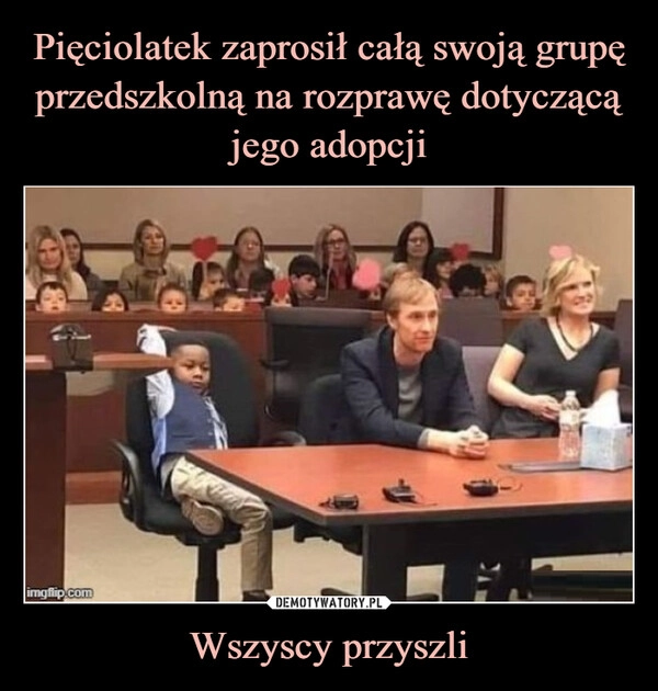 
    Pięciolatek zaprosił całą swoją grupę przedszkolną na rozprawę dotyczącą jego adopcji Wszyscy przyszli