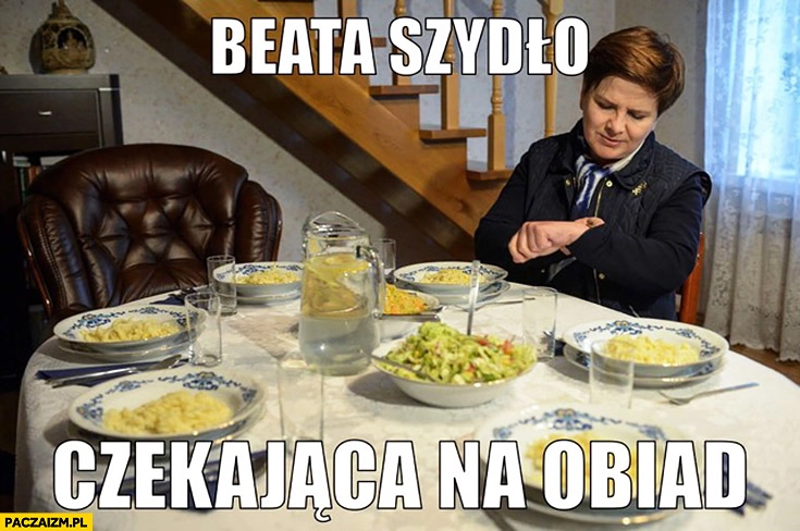 
    Beata Szydło czekająca na obiad patrzy na zegarek