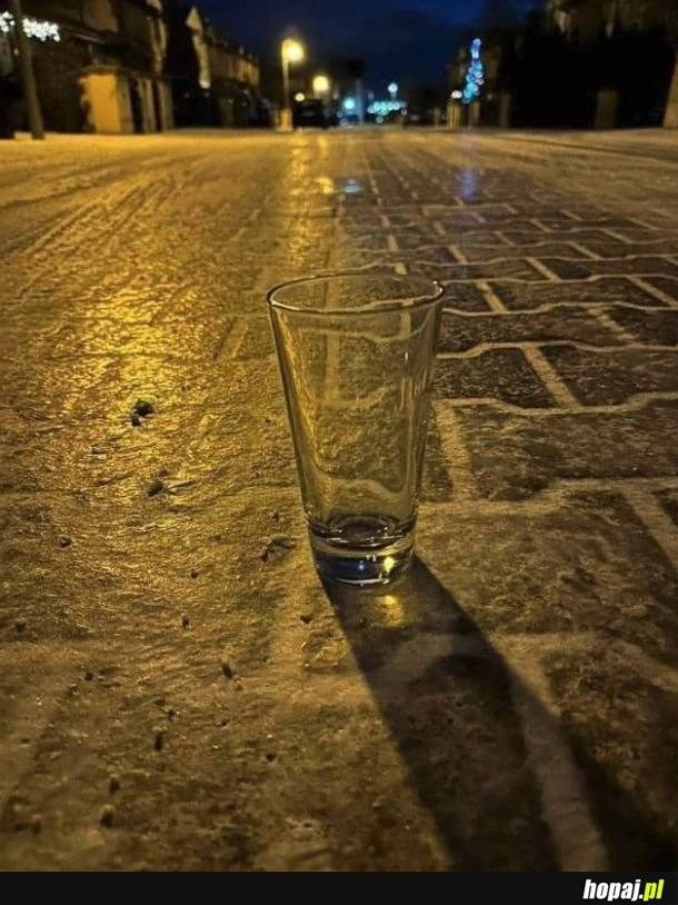 
    UWAGA, dziś szklanka na drodze