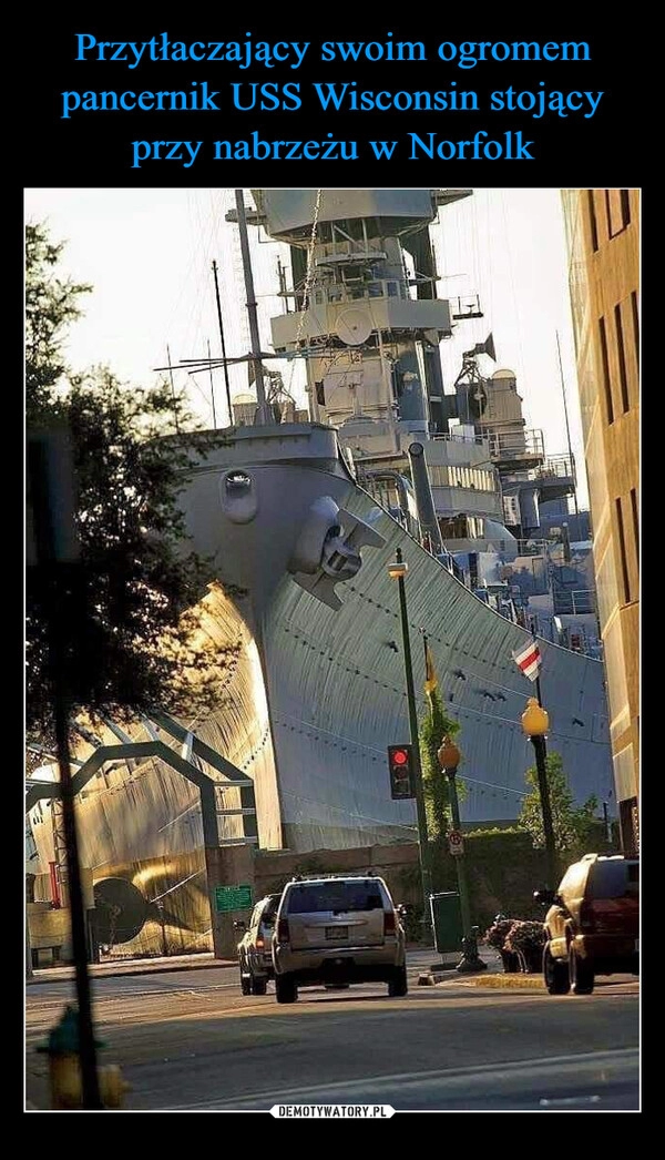 
    Przytłaczający swoim ogromem pancernik USS Wisconsin stojący przy nabrzeżu w Norfolk