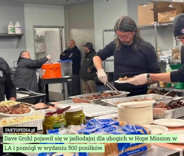 
    Dave Grohl pojawił się w jadłodajni dla ubogich w Hope Mission w LA i pomógł