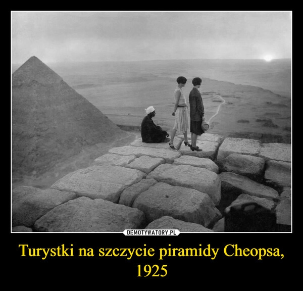 
    Turystki na szczycie piramidy Cheopsa, 1925