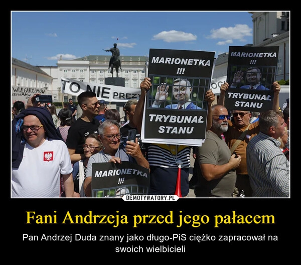 
    Fani Andrzeja przed jego pałacem