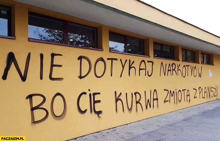 
    Nie dotykaj narkotyków bo Cię kurna zmiotą z planszy napis na murze