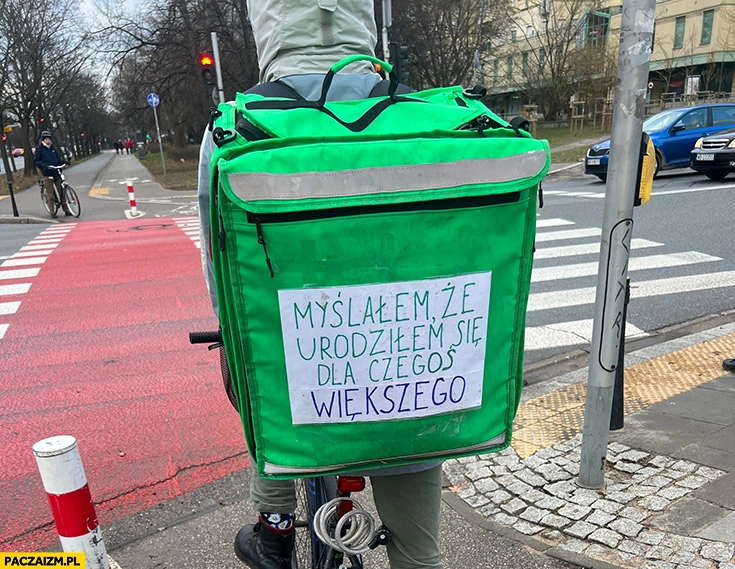 
    Myślałem, że urodziłem się dla czego większego napis na torbie uber eats