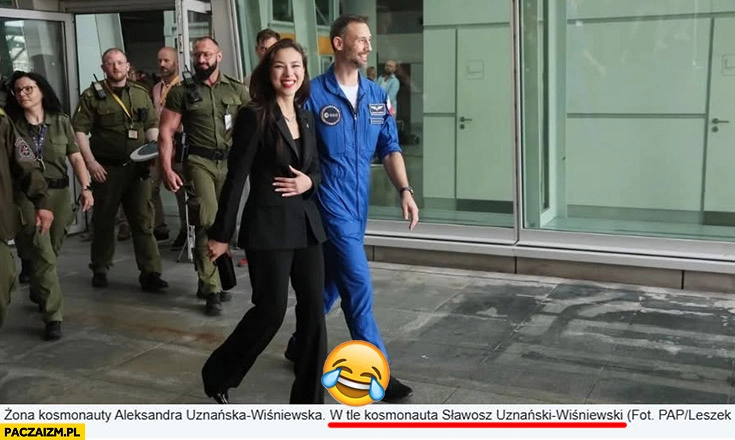 
    Zdjęcie żona kosmonauty Aleksandra Uznańska-Wiśniewska w tle kosmonauta podpis opis zdjęcia