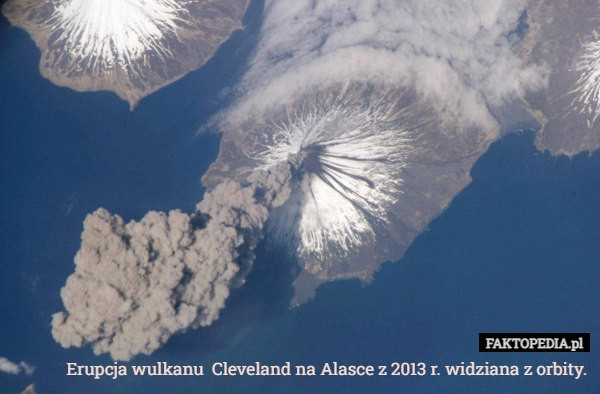 
    Erupcja wulkanu  Cleveland na Alasce z 2013 r. widziana z orbity.