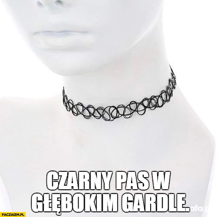 
    Czarny pas w głębokim gardle czarny łańcuszek na szyi