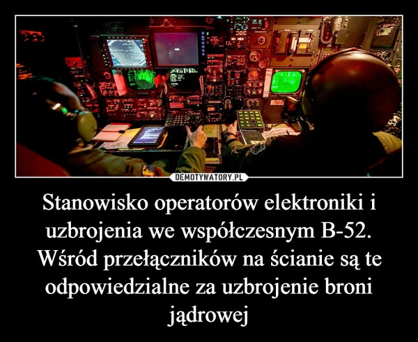 
    Stanowisko operatorów elektroniki i uzbrojenia we współczesnym B-52. Wśród przełączników na ścianie są te odpowiedzialne za uzbrojenie broni jądrowej