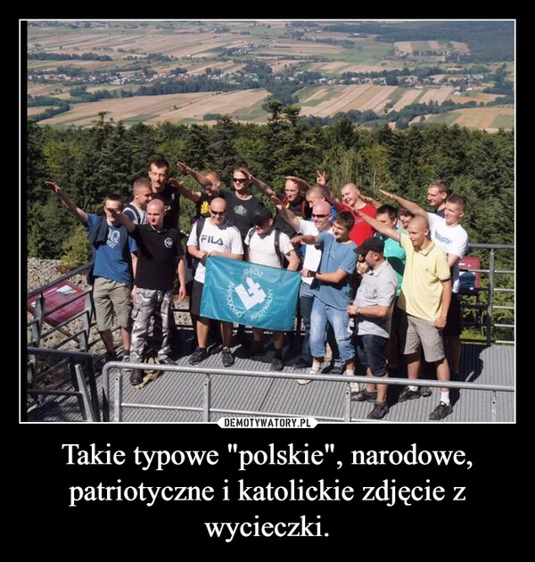 
    Takie typowe "polskie", narodowe, patriotyczne i katolickie zdjęcie z wycieczki.