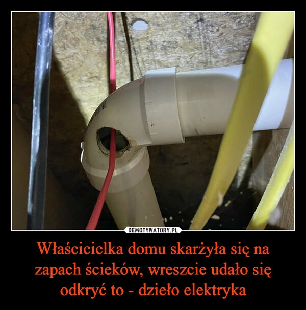 
    Właścicielka domu skarżyła się na zapach ścieków, wreszcie udało się odkryć to - dzieło elektryka