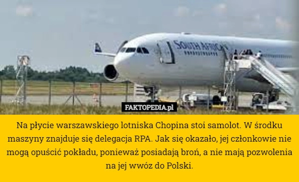 
    Na płycie warszawskiego lotniska Chopina stoi samolot. W środku maszyny