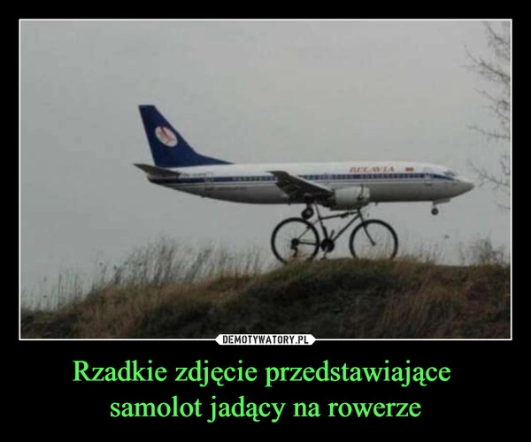 
    Rzadkie zdjęcie przedstawiające 
samolot jadący na rowerze