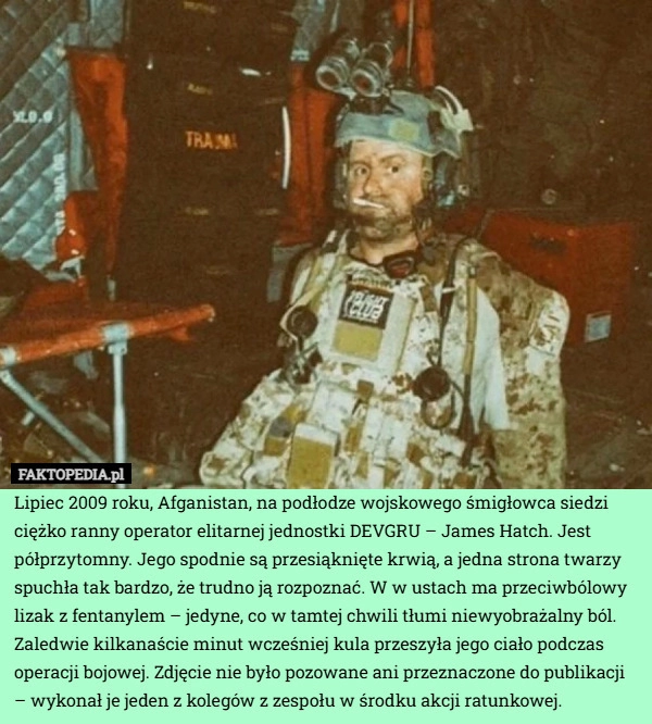 
    Lipiec 2009 roku, Afganistan, na podłodze wojskowego śmigłowca siedzi ciężko