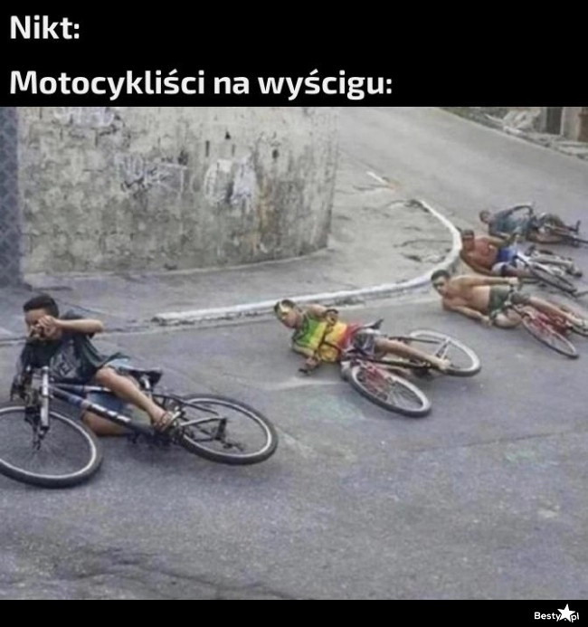 
    Motocykliści na wyścigu 