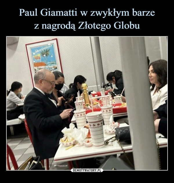 
    Paul Giamatti w zwykłym barze
z nagrodą Złotego Globu