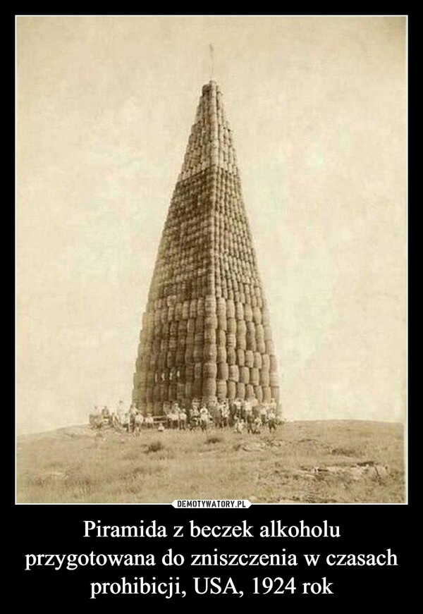 
    Piramida z beczek alkoholu przygotowana do zniszczenia w czasach prohibicji, USA, 1924 rok